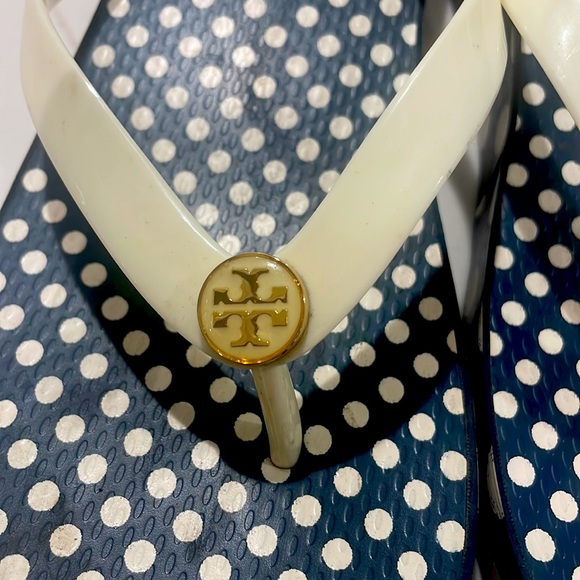 Tory Burch wedge flip flops cream / navy polka dots - Picture 4 of 6